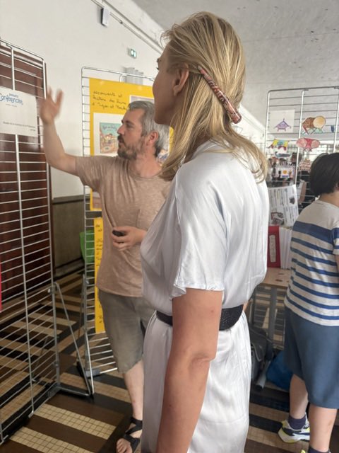 mairie15's tweet photo. .@Philippe_Goujon, @AgnesEvren et @GregoryCanal en visite à l’exposition « Enfants conférenciers » organisée au lycée Camille Sée, présentant à un millier d’élèves et de parents les travaux des écoles conduits en partenariat avec les musées #Paris15 https://t.co/d2jWQBcDB3