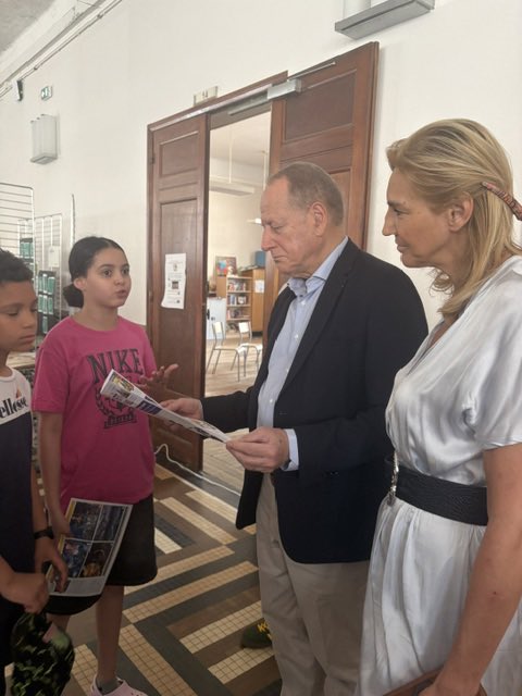 mairie15's tweet photo. .@Philippe_Goujon, @AgnesEvren et @GregoryCanal en visite à l’exposition « Enfants conférenciers » organisée au lycée Camille Sée, présentant à un millier d’élèves et de parents les travaux des écoles conduits en partenariat avec les musées #Paris15 https://t.co/d2jWQBcDB3