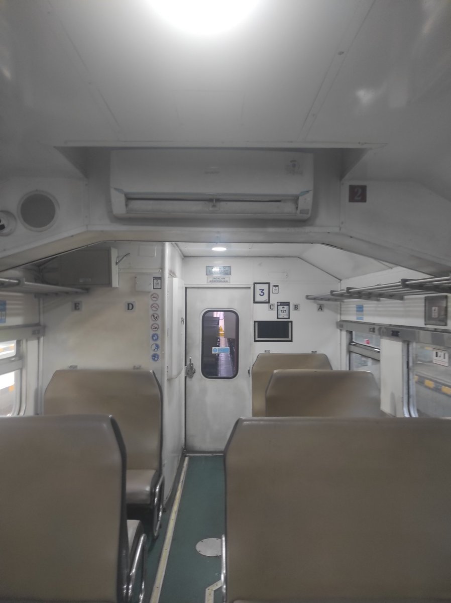 shitpostboyobus's tweet photo. @tf_malang klo yang ini gpp, klo mogok dapet upgrade kereta ekonomi 😋
(foto gw jadi korban kereta ijo mogok)
^2a https://t.co/n2yvBuXK9O