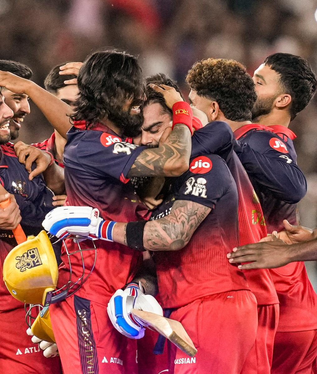 BreatheKohli's tweet photo. I fell in love with this bond between Krunal and Virat. 🥺❤️ https://t.co/Q6kVDC8rIa