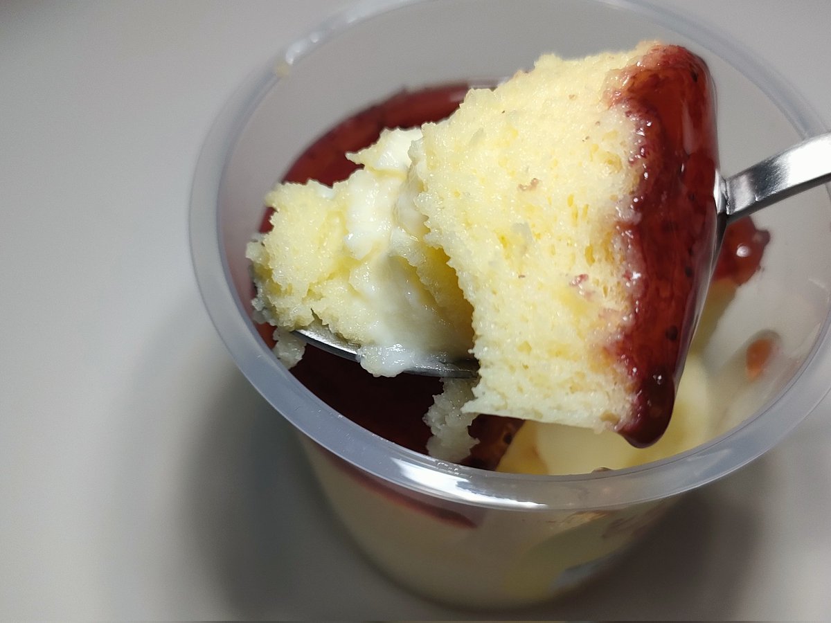 sweetshappytime's tweet photo. 🌌今夜食べたいスイーツ🍰

セブンイレブン
【アンデイコ カップdeショートケーキ】

カップで気軽に食べられるショートケーキ🍰
苺ソースとカスタードクリームの相性がよき😋

しゅわっ → とろっ → なめらか 🤭

ひと口目は、苺ソースの甘酸っぱさがふわっと広がる😋

そのあと、甘いスフレ生地とカスタードクリームの味わいが重なるのがよき🤤

苺ソースの甘酸っぱさでクリーム系でも重すぎず食べやすい。

1個230kcal、炭水化物29.7g。
背徳感は少しあるけど夜のご褒美スイーツにちょうどいい🤭

🌙夜満足度：4/5
😈背徳度：3/5