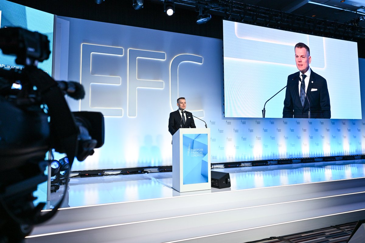uknf's tweet photo. 🚩 Podczas wystąpienia otwierającego @EFCongress w Sopocie @JacJastrzebski – Przewodniczący Komisji Nadzoru Finansowego mówił o potrzebie wypracowania strategii regulacyjnej dla rynku finansowego, rozumianej nie jako zbiór pojedynczych regulacji, lecz jako zestaw nadrzędnych celów, które przez regulacje państwo chce osiągnąć, jak też zagrożeń, którym chce zapobiec.
▶️ Podkreślał, że strategia regulacyjna jest długoterminową logiką działania instytucji za ten rynek odpowiedzialnych oraz umiejętnością zadawania fundamentalnych pytań i odpowiadania na nie. 
▶️ Jej trzy główne cele to budowa odporności, rentowności i potencjału do wspierania rozwoju gospodarki, przy czym szczególnego znaczenia nabiera dziś odporność systemu finansowego wobec narastającej niepewności. 
▶️ Warunkiem skuteczności tak rozumianej strategii jest jednocześnie kapitał instytucjonalny oraz ograniczanie niepewności prawnej, której antytezą jest przewidywalność prawa i jego stosowania.
🔸 Zachęcamy do zapoznania się z pełną treścią wystąpienia Przewodniczącego KNF: https://t.co/W4pjRMGy7j