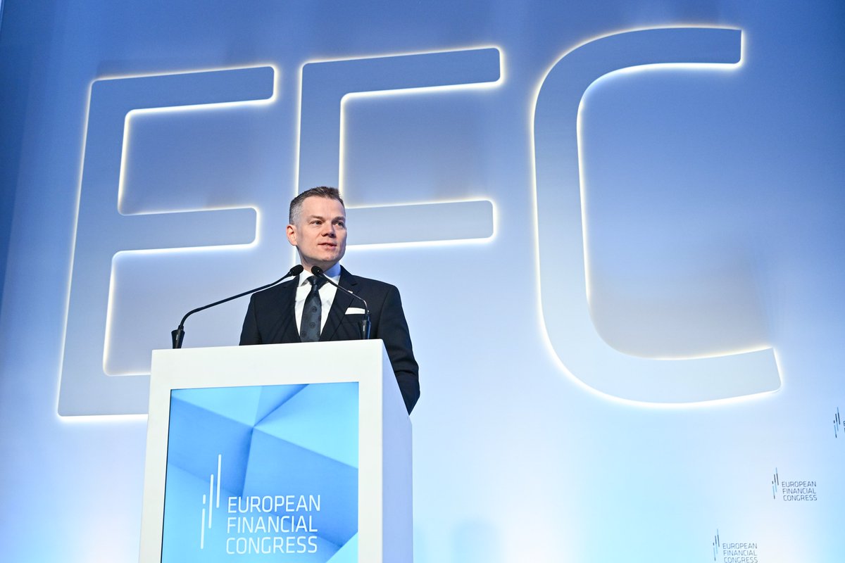 uknf's tweet photo. 🚩 Podczas wystąpienia otwierającego @EFCongress w Sopocie @JacJastrzebski – Przewodniczący Komisji Nadzoru Finansowego mówił o potrzebie wypracowania strategii regulacyjnej dla rynku finansowego, rozumianej nie jako zbiór pojedynczych regulacji, lecz jako zestaw nadrzędnych celów, które przez regulacje państwo chce osiągnąć, jak też zagrożeń, którym chce zapobiec.
▶️ Podkreślał, że strategia regulacyjna jest długoterminową logiką działania instytucji za ten rynek odpowiedzialnych oraz umiejętnością zadawania fundamentalnych pytań i odpowiadania na nie. 
▶️ Jej trzy główne cele to budowa odporności, rentowności i potencjału do wspierania rozwoju gospodarki, przy czym szczególnego znaczenia nabiera dziś odporność systemu finansowego wobec narastającej niepewności. 
▶️ Warunkiem skuteczności tak rozumianej strategii jest jednocześnie kapitał instytucjonalny oraz ograniczanie niepewności prawnej, której antytezą jest przewidywalność prawa i jego stosowania.
🔸 Zachęcamy do zapoznania się z pełną treścią wystąpienia Przewodniczącego KNF: https://t.co/W4pjRMGy7j