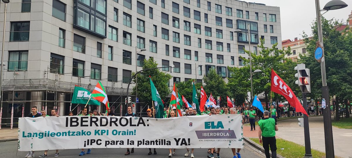 galizaCIG's tweet photo. 💪Multitudinaria mobilización pola suba salarial a IPC en #Iberdrola coincidindo coa xunta xeral de accionistas en Bilbo

👉A folga convocada pola CIG e @ELA_Sindikatua en Galiza, Euskal Herria e Nafarroa tivo un forte impacto na actividade da empresa

ℹ️ https://t.co/vkOH7d5k1B https://t.co/D80aAad3EU