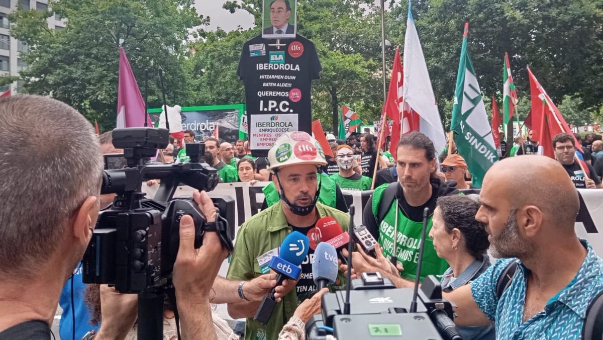 galizaCIG's tweet photo. 💪Multitudinaria mobilización pola suba salarial a IPC en #Iberdrola coincidindo coa xunta xeral de accionistas en Bilbo

👉A folga convocada pola CIG e @ELA_Sindikatua en Galiza, Euskal Herria e Nafarroa tivo un forte impacto na actividade da empresa

ℹ️ https://t.co/vkOH7d5k1B https://t.co/D80aAad3EU