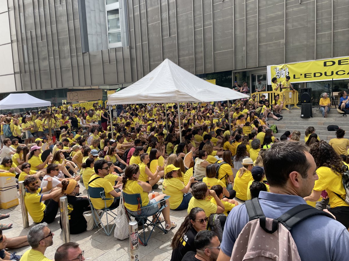 noncasadevall's tweet photo. Aquí hi ha una comunitat educativa digna.
#VagaEducació https://t.co/68eGqFTESx