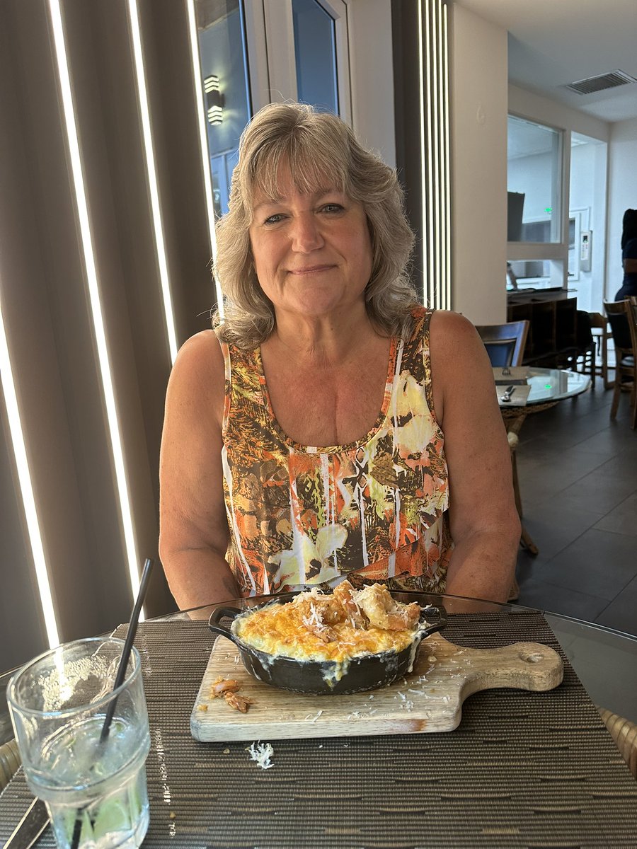 FAFOJen1776's tweet photo. Happy Monday, my Patriotic, warped humored friends! Sorry to end abruptly yesterday. Someone took me on a DATE last night! The Galley: Duck Tacos and Lobster Mac &amp; Cheese! 😍💞😎 https://t.co/QiSV4EyV5V