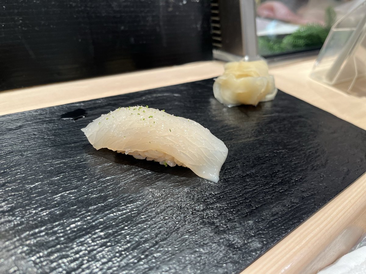 1234Pyoooon's tweet photo. 結局空港で昼に半ラーメン食べて→お土産パトロールとマッサージ→ラウンジで会社のチャット返して→食べたい3貫だけサクッとつまんで→最後お友達に遭遇という、東京と何ら変わらないけどのんびり出来た良い月曜日だった🫶🏻
さ、明日からまた社畜に戻るぞー。北海道で会えた皆様ありがと🎀らぶ！ https://t.co/VfKazEnOe6