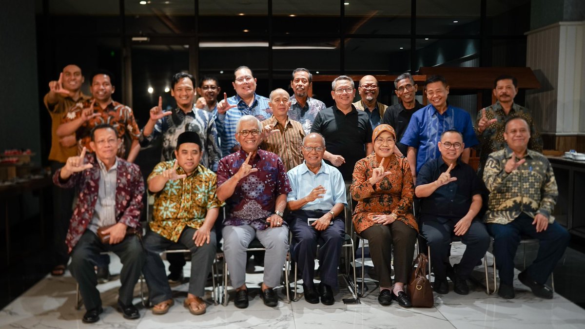 icharis's tweet photo. "Ketika para cendekiawan memilih diam, bangsa kehilangan kompas."

Malam ini mungkin akan tercatat sebagai salah satu momen penting dalam sejarah pendidikan Indonesia.

Di tengah kegaduhan politik, ketidakpastian ekonomi, krisis kepercayaan publik, dan berbagai persoalan kebangsaan yang semakin kompleks, sejumlah "Begawan" Pendidikan Indonesia memilih untuk tidak hanya menjadi penonton.

Mereka berkumpul. Berdiskusi. Dan memulai sesuatu yang lebih besar dari sekadar forum.

Education Leaders Forum.

Berangkat dari kegelisahan yang pernah disuarakan Bung Hatta dalam pidato legendarisnya "Tanggung Djawab Moril Kaum Inteligensia", bahwa kaum intelektual tidak boleh hanya menjadi penikmat ilmu, tetapi harus menjadi penjaga nurani bangsa.

Ketika bangsa menghadapi persimpangan sejarah, para pemimpin pendidikan tidak boleh bersembunyi di balik tembok kampus.

Sudah waktunya para akademisi kembali "turun gunung".

Bukan untuk merebut kekuasaan.
Tetapi untuk mengembalikan akal sehat dalam kehidupan berbangsa dan bernegara.

Karena pendidikan bukan hanya urusan sekolah dan kampus.
Pendidikan adalah urusan masa depan Indonesia.

#EducationLeadersForum #TurunGunung #PendidikanIndonesia #MohammadHatta #KaumIntelektual #KepemimpinanNasional #IndonesiaEmas2045 #HigherEducation #AkademisiUntukBangsa