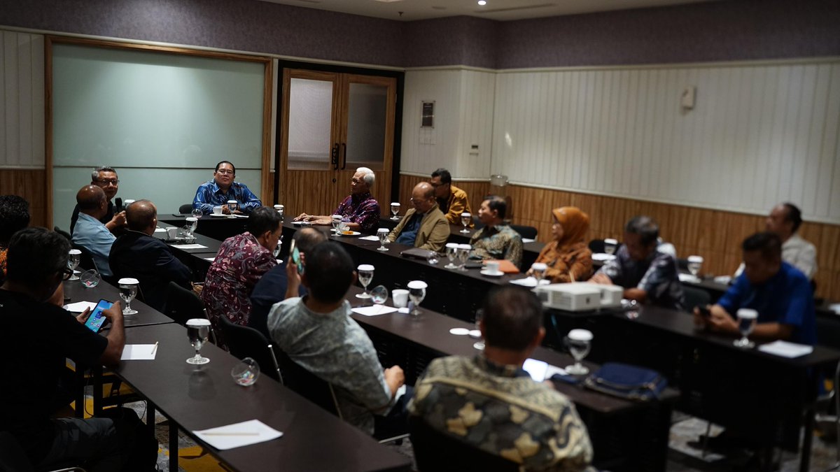 icharis's tweet photo. "Ketika para cendekiawan memilih diam, bangsa kehilangan kompas."

Malam ini mungkin akan tercatat sebagai salah satu momen penting dalam sejarah pendidikan Indonesia.

Di tengah kegaduhan politik, ketidakpastian ekonomi, krisis kepercayaan publik, dan berbagai persoalan kebangsaan yang semakin kompleks, sejumlah "Begawan" Pendidikan Indonesia memilih untuk tidak hanya menjadi penonton.

Mereka berkumpul. Berdiskusi. Dan memulai sesuatu yang lebih besar dari sekadar forum.

Education Leaders Forum.

Berangkat dari kegelisahan yang pernah disuarakan Bung Hatta dalam pidato legendarisnya "Tanggung Djawab Moril Kaum Inteligensia", bahwa kaum intelektual tidak boleh hanya menjadi penikmat ilmu, tetapi harus menjadi penjaga nurani bangsa.

Ketika bangsa menghadapi persimpangan sejarah, para pemimpin pendidikan tidak boleh bersembunyi di balik tembok kampus.

Sudah waktunya para akademisi kembali "turun gunung".

Bukan untuk merebut kekuasaan.
Tetapi untuk mengembalikan akal sehat dalam kehidupan berbangsa dan bernegara.

Karena pendidikan bukan hanya urusan sekolah dan kampus.
Pendidikan adalah urusan masa depan Indonesia.

#EducationLeadersForum #TurunGunung #PendidikanIndonesia #MohammadHatta #KaumIntelektual #KepemimpinanNasional #IndonesiaEmas2045 #HigherEducation #AkademisiUntukBangsa