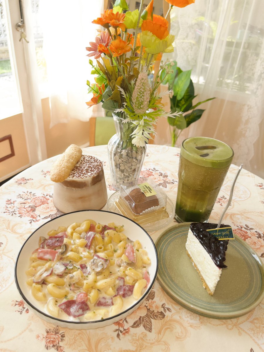 zy_bitazee's tweet photo. Nemu cafe yg homey bgt di daerah Semarang ✨

Buat ukuran mini cafe yg fokus nya serve dessert, mereka jg punya menu makan berat yg g kalah enak. 

must try versi gw sih pastanya, beneran g ngasal bikin nya. Cheese cake mereka juga worth to buy 🤩

📍Sachi Sweet Cafe, Tembalang https://t.co/hfN85AH8Se