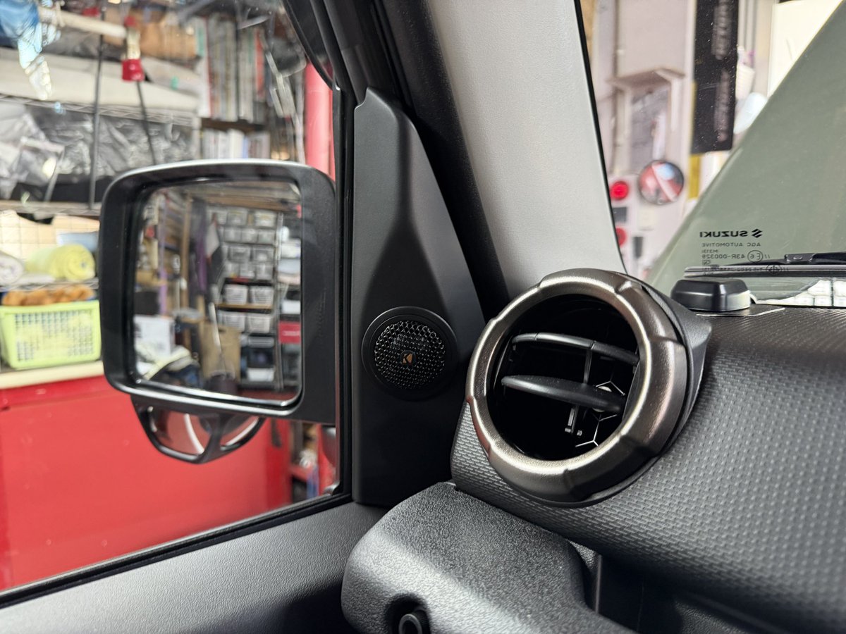 nagoya_victory2's tweet photo. MC後のジムニーシエラ^^
CACのスピーカー交換プランでキッカーのスピーカーに交換です！
ツィーターはスッキリさせるためにミラー裏パネルに埋め込み！
カロッツェリアのサブウーファーも付けたんですが、また写真を撮るのを忘れてしまいました…😅 https://t.co/A1ZWyf5EK0