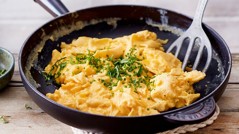 LECKER_de's tweet photo. Kleine Nuancen machen bei der Zubereitung von Rührei den Unterschied! Johann Lafer verrät uns die entscheidenden Zutaten und Techniken. https://t.co/bRf5GHRe5N https://t.co/9wJ4fFtPT6
