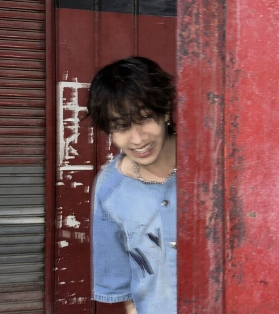 lheeslvr's tweet photo. blurry pics really are his signature https://t.co/eJV6YEW4UL