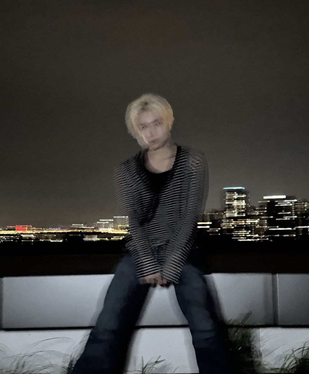 lheeslvr's tweet photo. blurry pics really are his signature https://t.co/eJV6YEW4UL