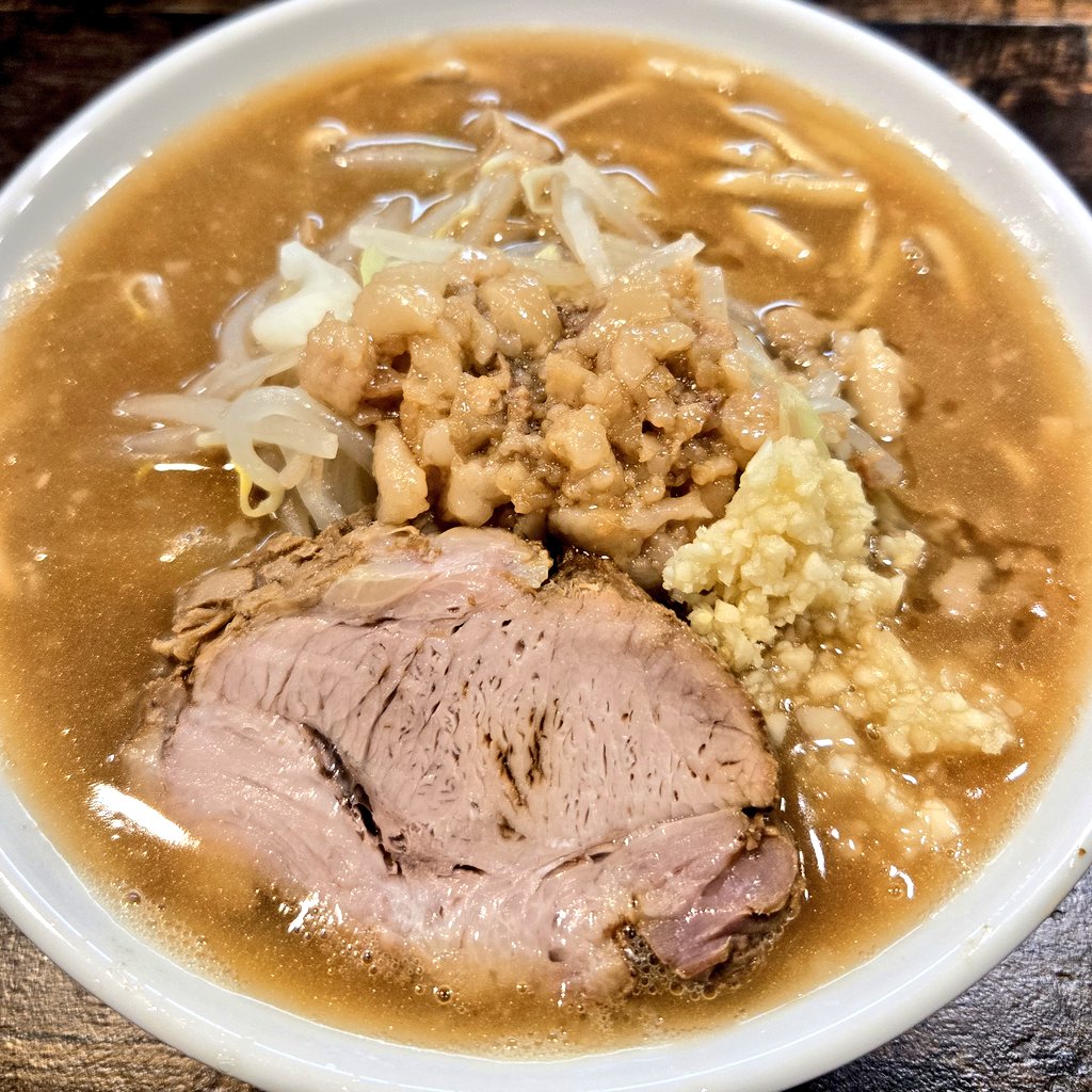 Itsumo__Nemui_'s tweet photo. 大塚淳さんが開業した  #豚基地 のプレオープンに行ってきました🍜🐷
初めて二郎系ラーメンを食べたのですが思ってたよりあっさりしてて食べやすかったです\( ´ω` )/
正式オープン日はまだ決まってないそうですが、オープンしたらぜひ行ってみてください✨ https://t.co/ePukT5aV9Z