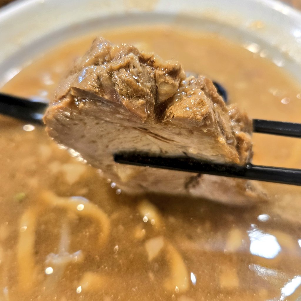 Itsumo__Nemui_'s tweet photo. 大塚淳さんが開業した  #豚基地 のプレオープンに行ってきました🍜🐷
初めて二郎系ラーメンを食べたのですが思ってたよりあっさりしてて食べやすかったです\( ´ω` )/
正式オープン日はまだ決まってないそうですが、オープンしたらぜひ行ってみてください✨ https://t.co/ePukT5aV9Z