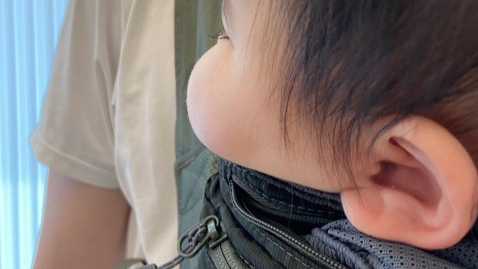 livedoornews's tweet photo. 【はみ出る】超絶もちもちの“赤ちゃんほっぺ”に悶絶「リアルクレヨンしんちゃん」
https://t.co/sx6GvFyMhK

抱っこ紐からほっぺが大胆にはみ出した赤ちゃんの写真を投稿したXユーザー。これには19万超のいいねが集まり、「育児の疲れが吹き飛ぶような癒しの瞬間でした」と語った。 https://t.co/XZUH9L314h