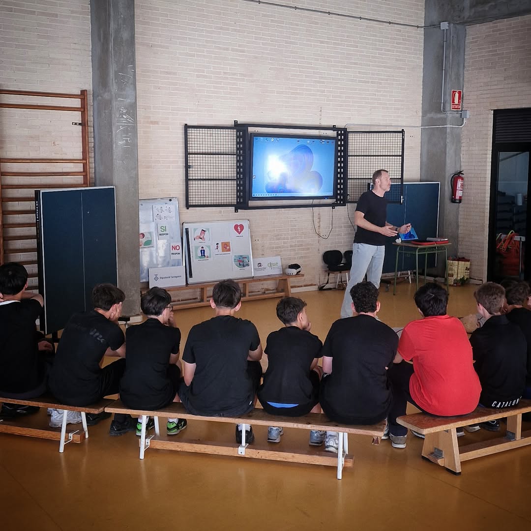 cistecat's tweet photo. 🫀🚑 La formació que salva vides també evoluciona  

📸 Us compartim noves imatges de les sessions de "Suport Vital Bàsic + DEA", on els participants han pogut entrenar habilitats essencials per actuar davant una aturada cardiorespiratòria.

#CISTE #URV https://t.co/5aOlcOYomS