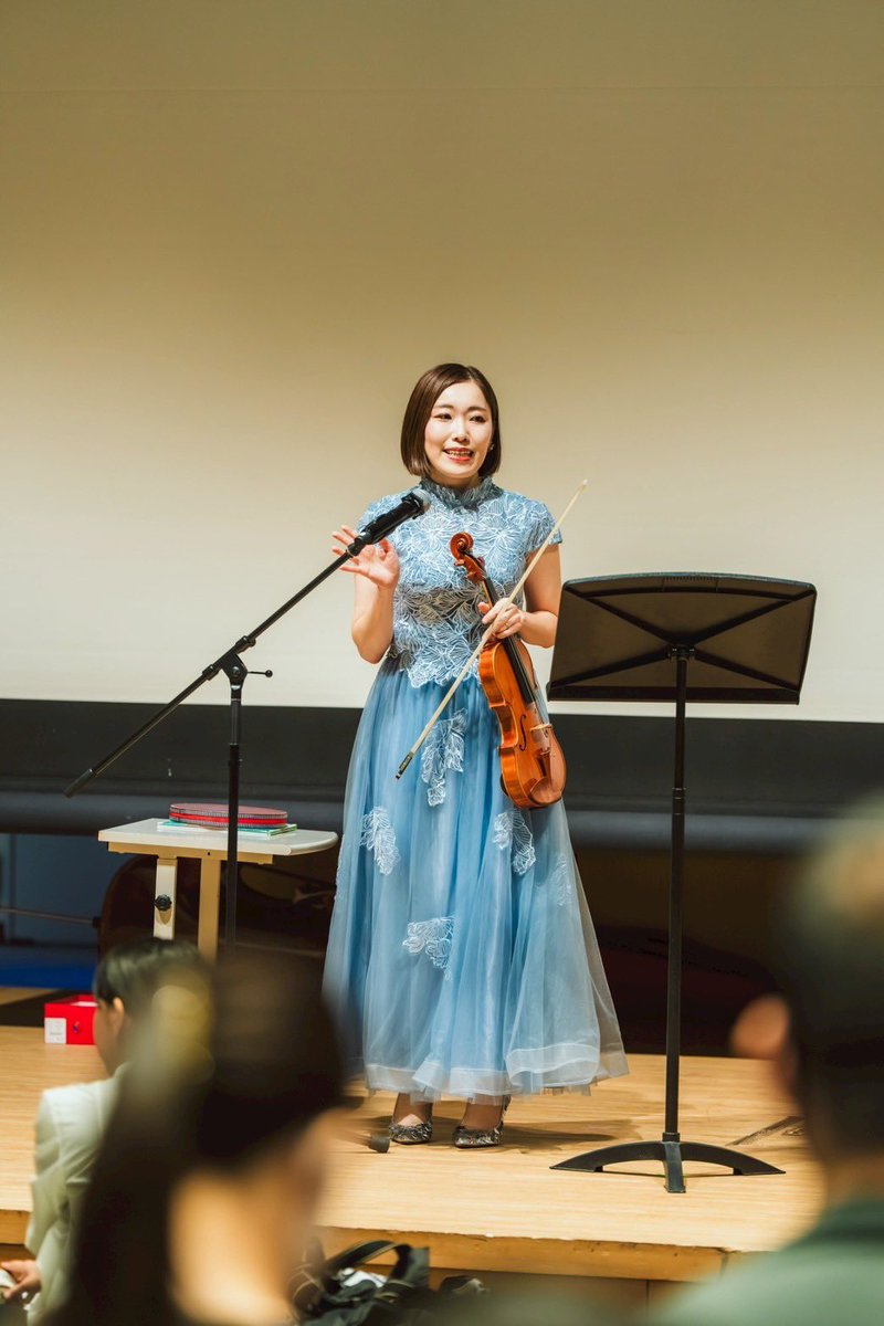 Duobuvons's tweet photo. ヴァイオリンのちゅうじょうひなこです🎻
クラシック、即興、子ども向けコンサート、演劇などジャンル問わず演奏活動をしつつ、3児の母として奮闘中です💪
ゆったりした曲から、とっても速くて激しい曲まで✨ヴァイオリンならではの艶やかで柔らかな音色を、6/7のコンサートでたっぷりお届けします😊 https://t.co/nIargrFbeu