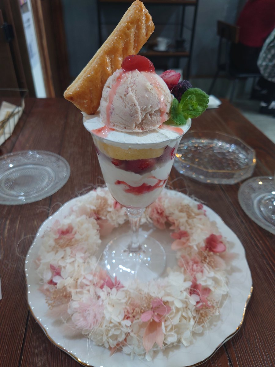 coccoeqt's tweet photo. 本日のデザートパフェ🍨🍓 https://t.co/OnnChphYus