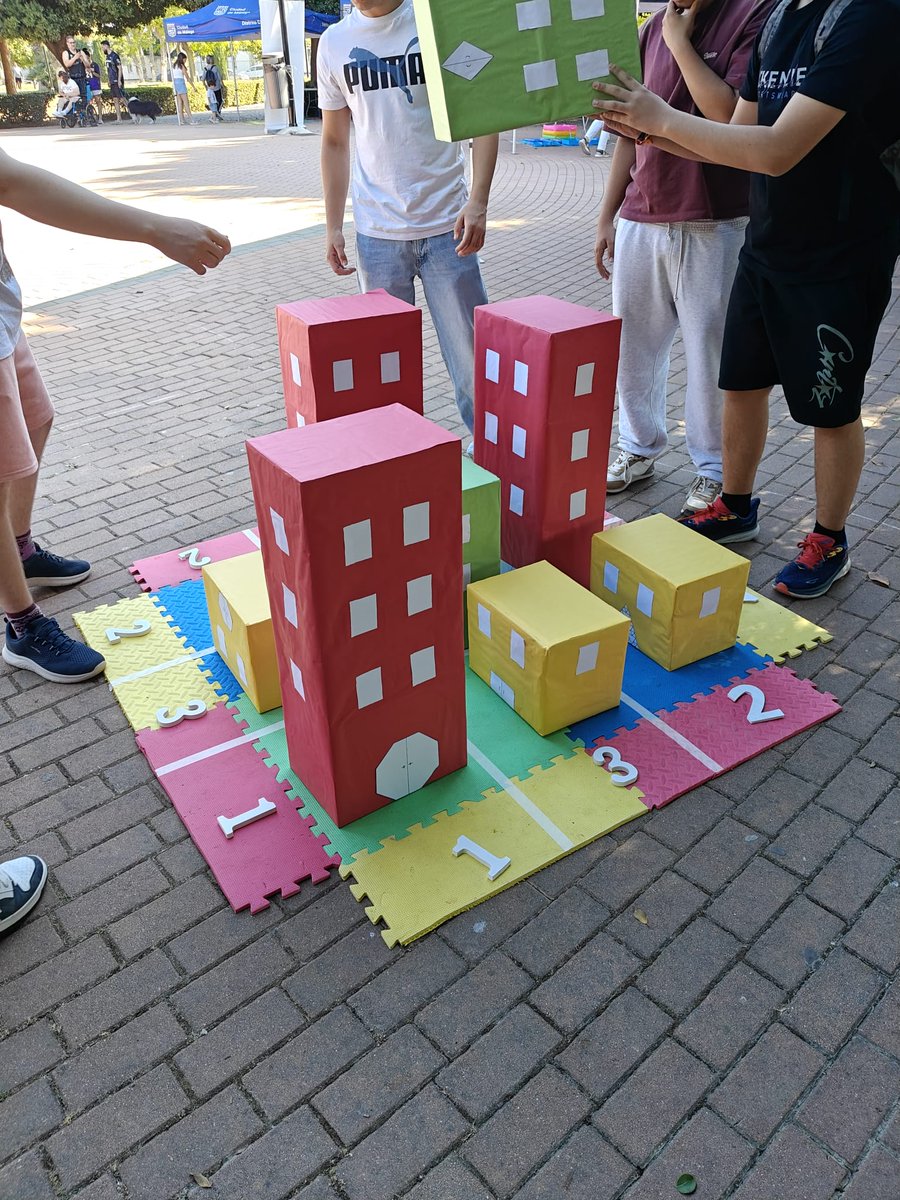 iesfernandorios's tweet photo. Profesorado matemáticas ha participado en la primera edición de la actividad "Matemáticas en la Calle" organizada por la SAEM Thales este sábado en el Parque Litoral. Una jornada lúdica para que pequeños y mayores se enfrenten a retos y juegos matemáticos. ¡Repetiremos! https://t.co/cKhTbhEX5A