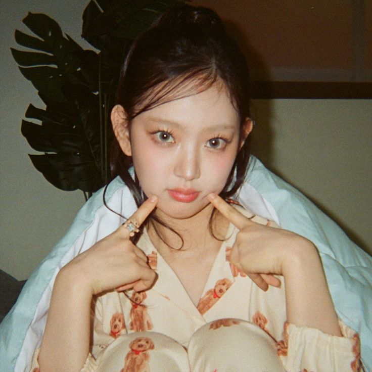 fishluko's tweet photo. @bxghouse Bluemims (05) &amp; hyeoniseo (07). :D https://t.co/itJ3X08vxr