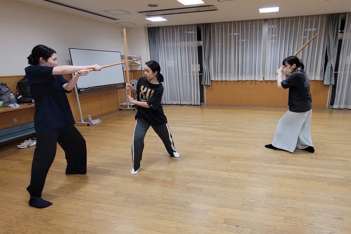 mkaji1999's tweet photo. 師範の酒井です😊
先週の無銘鍛冶は、基礎からみっちり👍
その後は1vs2の軽めの殺陣を芯と絡みをローテーション🎵
皆さんだいぶ動けるようになってきて、ホクホクしながら見ておりました😁
さて次回は6/5(金)になります。
宜しくお願い致します‼️
🌐https://t.co/Mc7ZoZbCs9
#無銘鍛冶 #殺陣 #東十条 https://t.co/vNqHpJSEl9