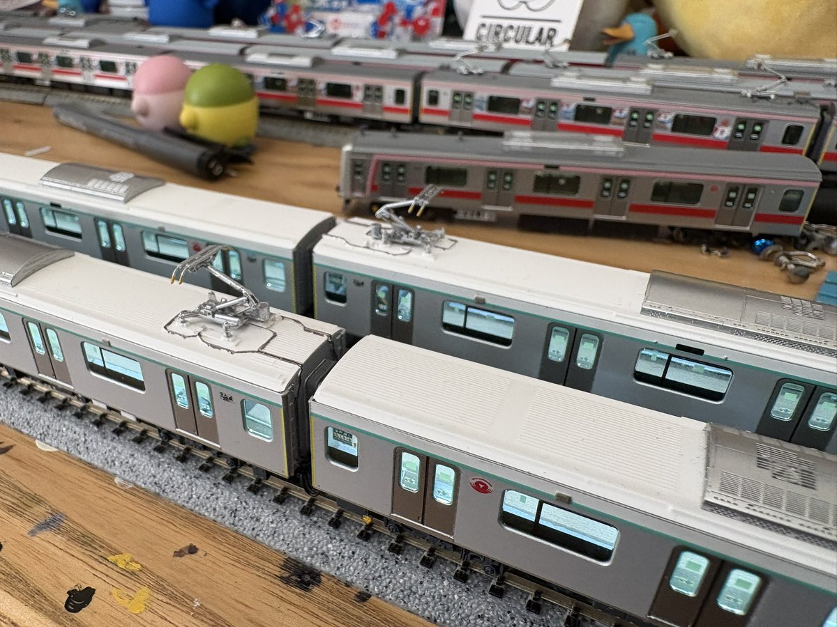 T2021Tokiwa's tweet photo. うちの2020の今んとこの加工メニュー貼っときます
・台車、カプラー、動力、クーラー、パンタKATO化
・床下並び替えの上全塗装
・車外スピーカー別体化
・扉、車体下部塗り分け
・ダミカプ、先頭床下、手歯止め、車端部3Dパーツ取付
(前2種は大地模型Lab様、後2種はモルトレイン様)
下に続きます https://t.co/dfu5dh4qhK