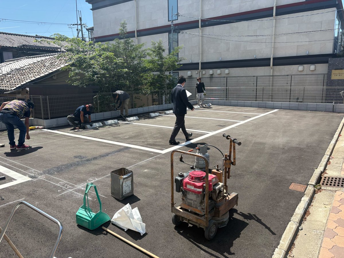 Renoparking's tweet photo. 本日着工しました👷‍♂️

明日からまさかの台風予報💦
オープンは6月9日予定です

今日は土曜日の参観の振替休日だったので、息子と一緒に現場へ👨‍👦

墨出しに一緒に来て父親がどんな仕事しているか見てもらう機会でしたが、めちゃくちゃ退屈そうでした😓

リノパーキング川端七条
https://t.co/WoR0qHRQqi https://t.co/J6JEI7mYbR