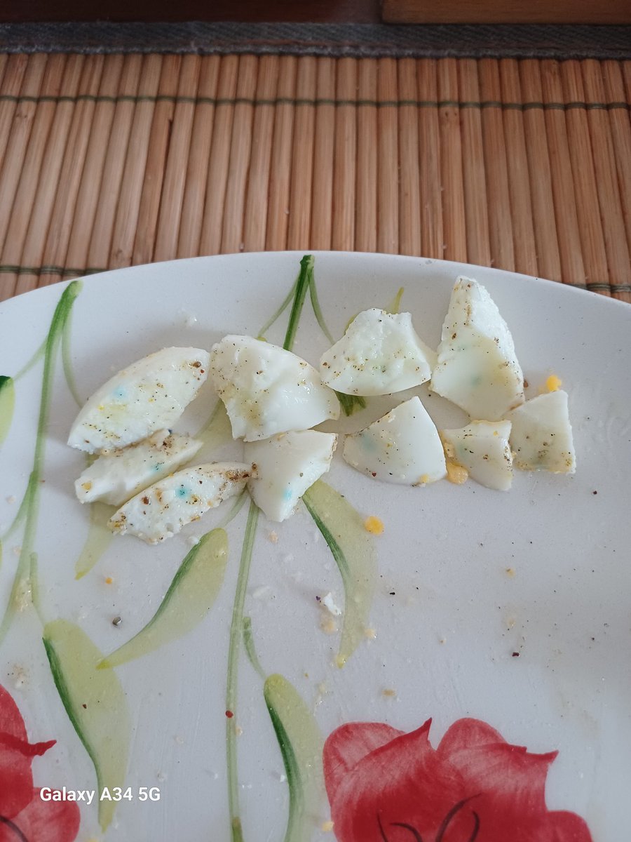Pinarc8's tweet photo. @gidadedektifi Bu yumurtalardan çıkan turkuaz rengi şeyler nedir ayıklamaktan kahvaltı yapamıyorum yumurtadan tiksindim https://t.co/R9GNVO9fED