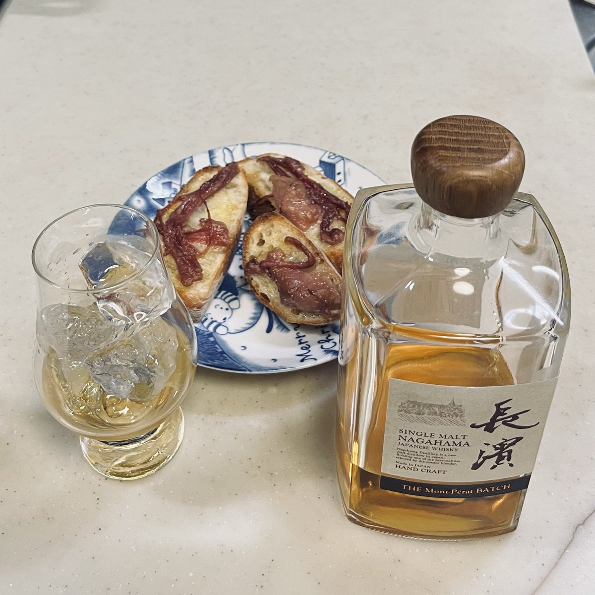 sobakoro's tweet photo. 長濱のモンペラのロックに
ガーリックトーストコンビーフ
(伊吹ハム)
今回のコンビーフ脂身が多いな
でも旨し😋 https://t.co/I8b62SeYMt