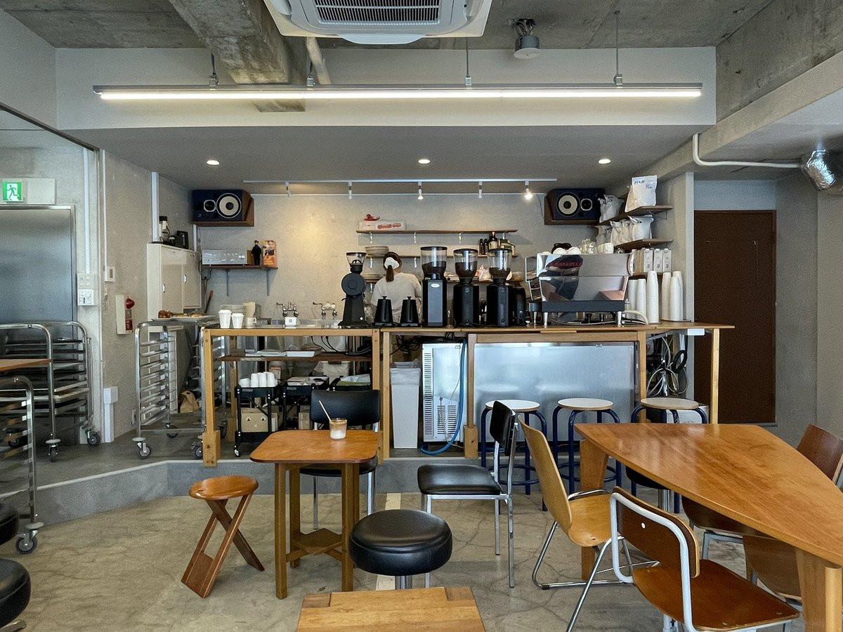 cafe_arukist's tweet photo. 秋葉原に本日グランドオープンしたペイストリーカフェ「_ IS LIFE（イズライフ）」

ガラス張りの窓が開放的で、大きめに流れてる音楽が陽気な気分になれる
カフェラテ、香りも良くておいしかった〜 https://t.co/IhuLNNuRvv