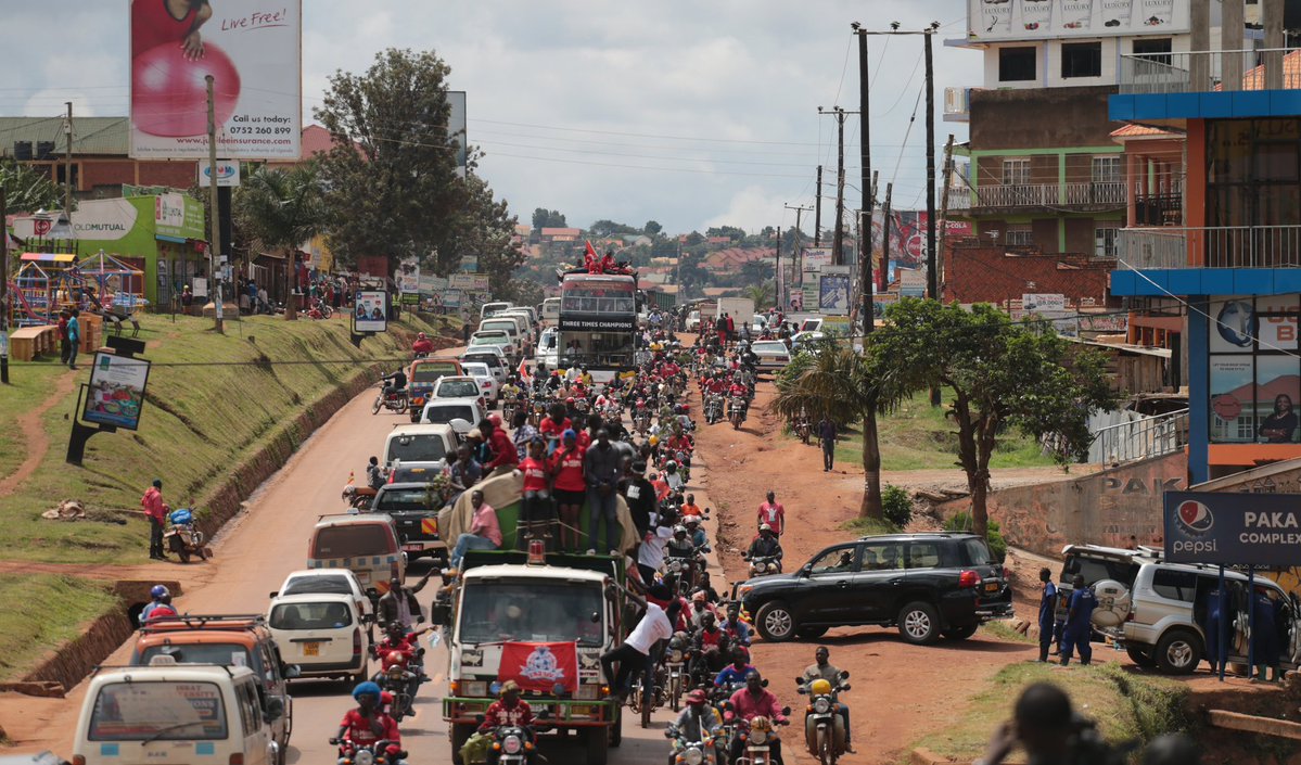 VipersSC's tweet photo. A trophy parade in a Pajero??? 😂

Bino ebintu ffe twabikola kola dda... 😜

#VenomsUpdates || #OneTeamOneDream || https://t.co/LC3ZTai6c0