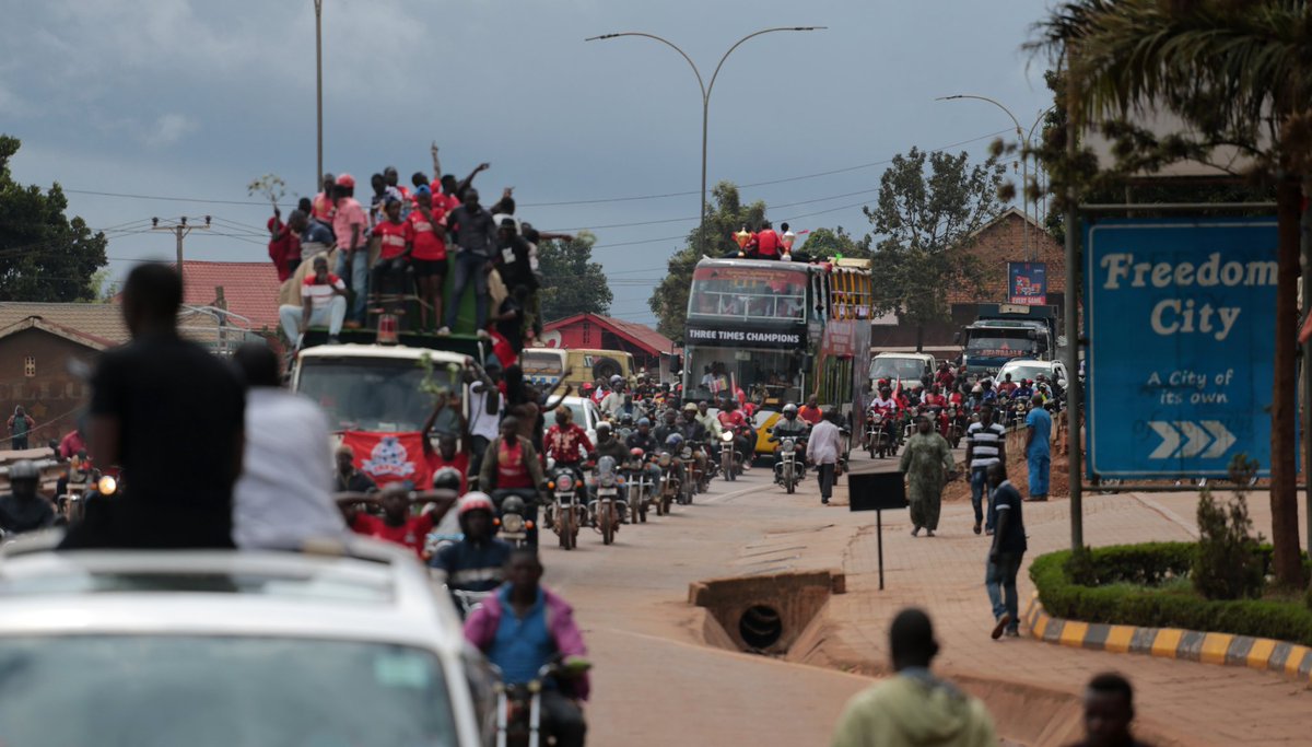 VipersSC's tweet photo. A trophy parade in a Pajero??? 😂

Bino ebintu ffe twabikola kola dda... 😜

#VenomsUpdates || #OneTeamOneDream || https://t.co/LC3ZTai6c0
