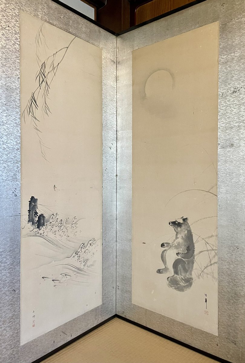 KinchoStrategy's tweet photo. 鮎が跳ねとる満月タヌキ屏風の合わせ面は、長谷川玉峰（1822-1879）はせがわ・ぎょくほう画伯たぬか
文政５年生
四条派の松村景文に師事し花鳥画を得意としたぬ
明治１２年、５８歳没
文化財たぬきん
#金長神社
#徳島県小松島市 https://t.co/SnWGewaKIC