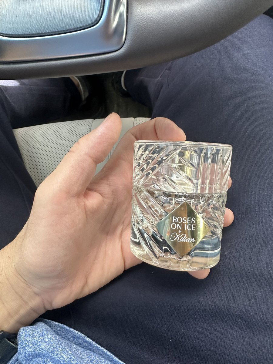 DBbOmar89's tweet photo. عطر مائي منعش بدون زنخة البحر في ريحة الخيار الطازج بشكل فاخر مع الورد المغطس في الماء ، تحبه او تكرهه عطر ما يشبه غيره و فريد ، تجربة جميلة في عالم العطور ، ما بكرر شرائه لكنه عطر متفرد في الصيف وفواح واداءه جيد جدًا ، رائحة نظيفة بعد الشاور غير مزعجة https://t.co/lFk0rKp73v
