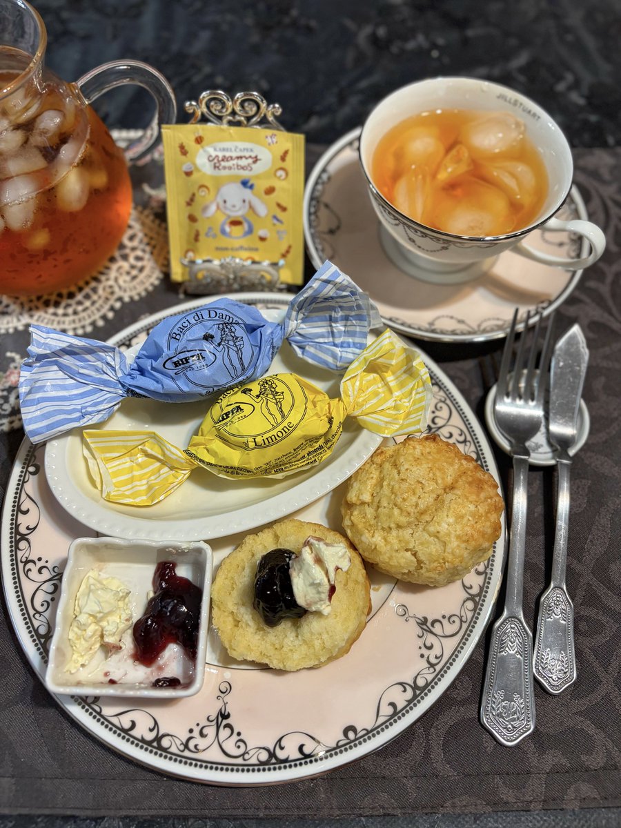 （イルムス限定）お茶会の準備をするエプロン姿のニッセ　フェイクケーキ　セット販売 今宵のティータイム☾ *. ルイボスのアイスティーを飲むと夏だなぁって