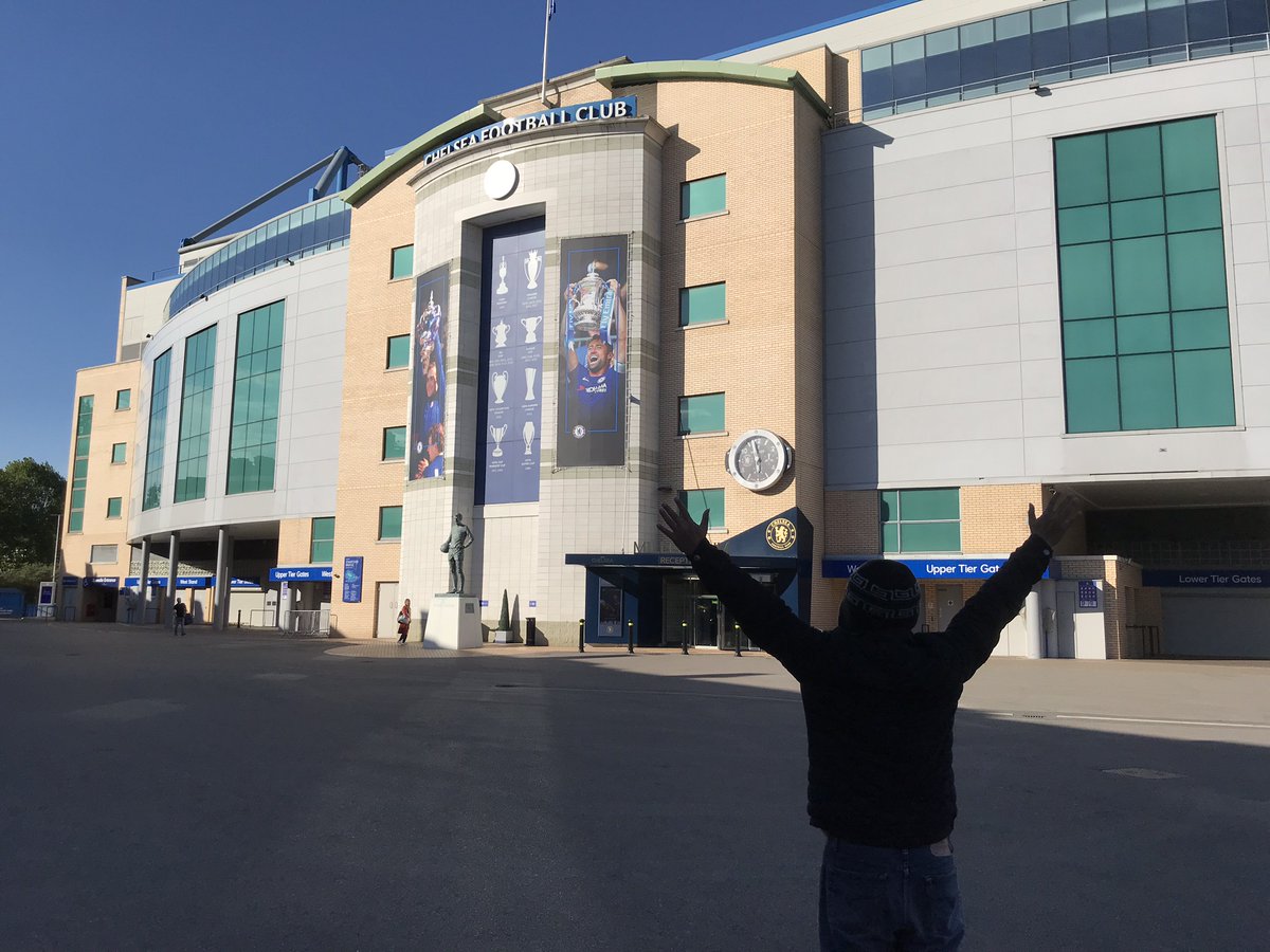 NgLelang's tweet photo. RIVALITAS CHELSEA dan ARSENAL, dari sudut pandang sosio kultural [A Thread]

(1) lagi rame ini banter di sosial media menyusul kegagalan Arsenal di final UCL 2026, khususnya juga antara sesama fans London, Arsenal dari London Utara dan Chelsea dari London Barat, masing-masing dengan argumentasinya

bahkan akun official Chelsea memposting promosi stadium tour untuk melihat trophy UCL nya

Arsenal yang baru aja sukses jadi juara EPL, vs Chelsea yang dalam beberapa waktu belakangan sukses mengumpulkan semua trophy yg mungkin diraih oleh klub Inggris, sebenarnya sejauh mana sih rivalitas mereka itu?

saya yang kebetulan pernah punya kesempatan mengunjungi kedua markas klub London tsb, tertarik untuk membahas rivalitasnya dari sisi sosio kultural