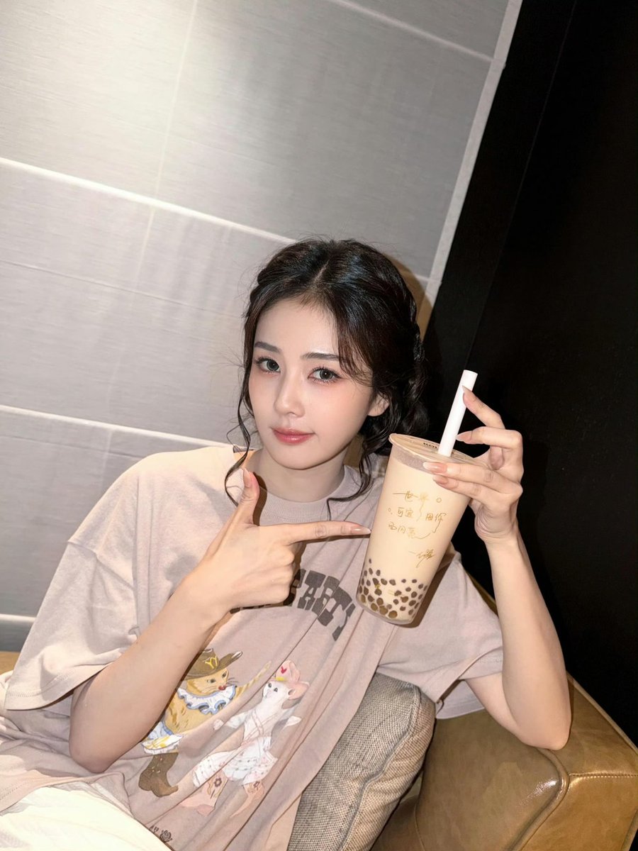 PicsBailu's tweet photo. — flexing her Koi Thé MilkTea as their Global Brand Spokesperson🧋

#BaiLu #白鹿 #KoiThé https://t.co/VbzkrWWdEf