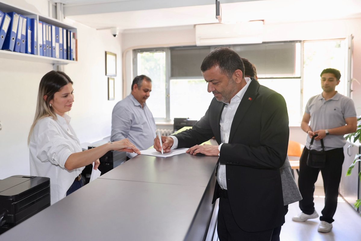 BNuriCavusoglu's tweet photo. Kurultay sürecimizin başlangıcı için imzalarımızı attık, ülkemizin dört bir yanında delegelerimizin iradesiyle şekillenecek demokratik süreci bugün hep birlikte başlattık.

Cumhuriyet Halk Partisi'nin en büyük gücü; örgütünün, üyelerinin ve delegelerinin özgür iradesidir. Bu süreçte de söz de karar da örgütümüzün olacaktır. 

Genel Başkanımız Sayın Özgür Özel’in liderliğinde yolumuza umutla ve kararlılıkla devam edeceğiz.