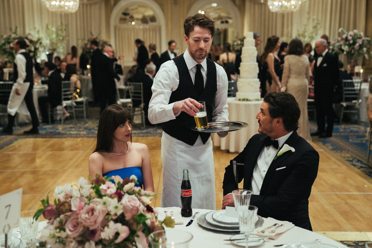 brchrisevans's tweet photo. Novos still de Chris Evans com Dakota Johnson e Pedro Pascal em Materialists. https://t.co/M6QGJbtzUj