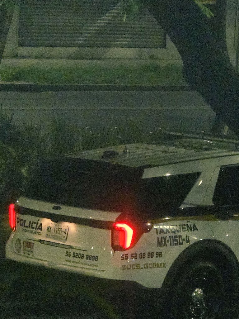karsisfm13's tweet photo. @SSC_CDMX @UCS_GCDMX en Canal de Miramontes, frente a TV Azteca esta unidad se accidentó, chocando contra un árbol del camellón, a las 4:40 hrs. https://t.co/pRswoE7mEx