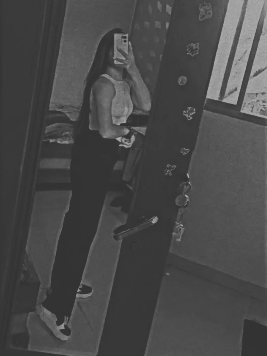 RoweMr18708's tweet photo. i kid you not, yesterday a random kid complimented my shoes and made my whole day and i think about it at least once a day https://t.co/qY2CqCQMpI