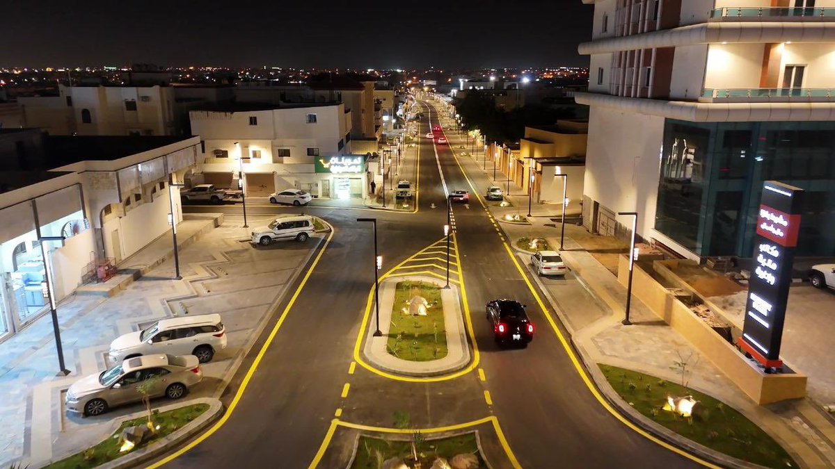 asirmunicipal's tweet photo. بعض الطرق لا تُختصر المسافة فقط… بل تعكس جودة المكان .

مشهد حضري متكامل، وإنارة حديثة، وعناصر تنظيمية تُسهم في تعزيز السلامة المرورية ورفع جودة الحياة، ضمن جهود بلدية خميس مشيط المستمرة لتطوير البنية التحتية وتحسين المشهد الحضري.
#أمانة_عسير https://t.co/tqLGVth8JC