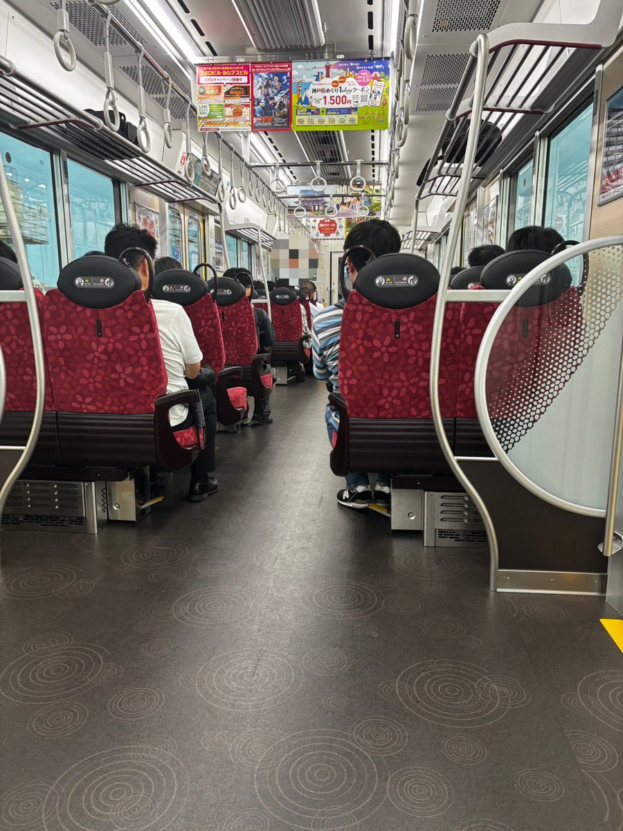 OECU_Train's tweet photo. 本日は、近鉄で始めての座席指定サービス「すわれ〜る」の運行初日で、1番列車に乗車しました！
乗車前にアテンダントさんが、購入画面を確認して、乗車ができます
そのあとも、出発後タブレットで検札を着席状況を確認する徹底ぶりです
まるで京阪のライナーみたいですね！ https://t.co/1uUei4pDjn