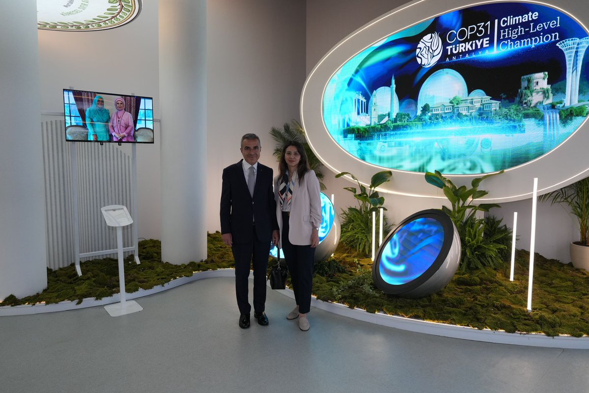 TC_Beyoglu's tweet photo. Kaymakamımız Sayın Abdullah Atakan Atasoy, eşi Sayın Özge Atasoy ile birlikte, 1-7 Haziran tarihleri arasında düzenlenen İstanbul Sıfır Atık Haftası kapsamında, Taksim Meydanı’nda Sıfır Atık Vakfı tarafından kurulan ve İstanbul Sıfır Atık Festivali çerçevesinde vatandaşlarımızın ziyaretine açılan sergi alanını ziyaret ederek yürütülen çalışmalar hakkında bilgi aldı. Kaymakamımız: “Sıfır atık bilincinin toplumun tüm kesimlerinde yaygınlaşması, çevrenin korunması ve sürdürülebilir bir gelecek açısından büyük önem taşımaktadır. Bu bilincin güçlenmesine katkı sağlayacak festival ve sergi alanının vatandaşlarımız tarafından ziyaret edilmesini önemsiyor, tüm hemşehrilerimizi davet ediyorum.” dedi.
♻️🌍🌱
@TC_istanbul
@gul_davut
@sifiratikvakfi
@samedagirbas
@ataatasoy19