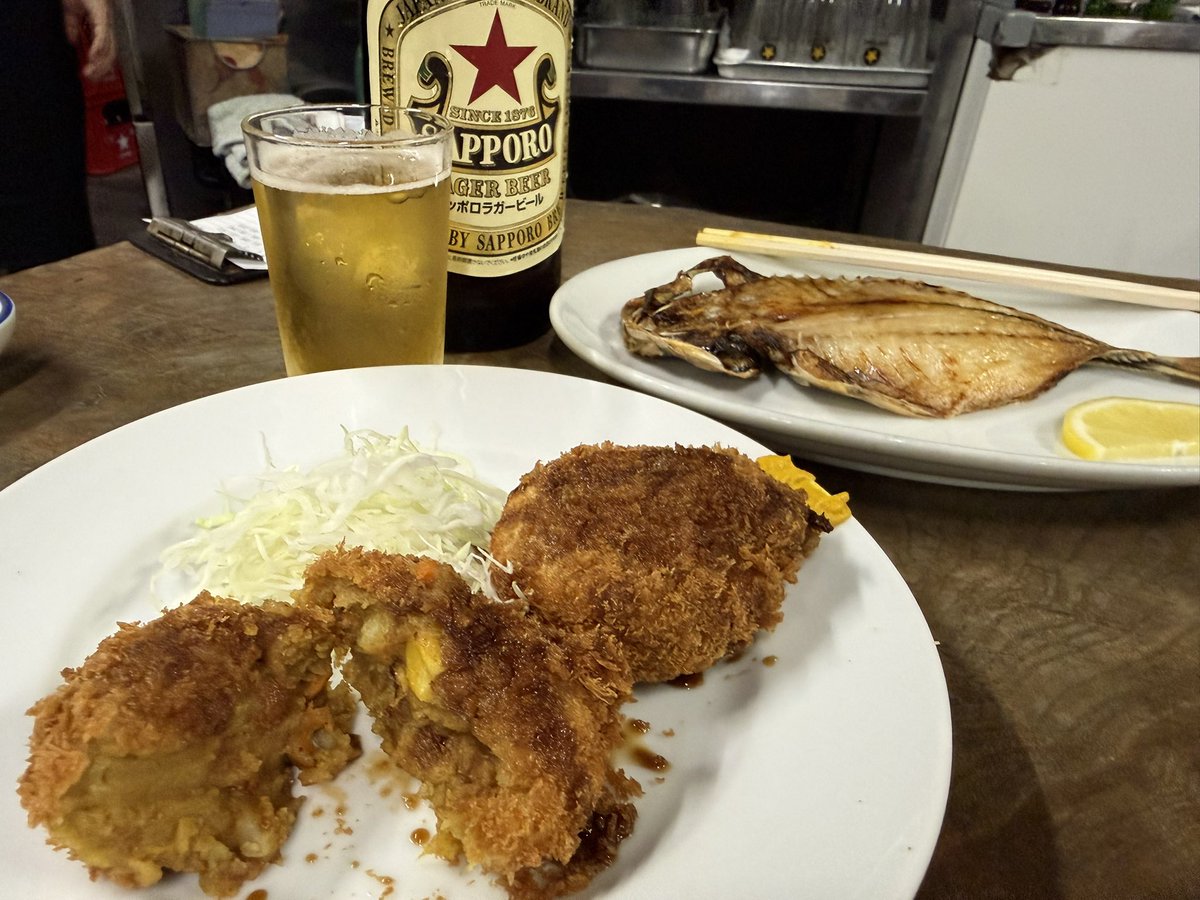 Rayleigh777's tweet photo. 【6月の来店告知】
場末の酒場でカレーコロッケとアジの開きを肴に……赤星。
今日中に名古屋に帰らなければならないのに、十条で酒を飲んでいる

今月は3軒もの来店仕事が入っており楽しみでしょうがない

ありがたいことだ。

こりゃあ、また宴かな…

PR
#PAO共和店
#中日ホール竹谷店
#PAO牧之原店 https://t.co/ds1b0z1i6O