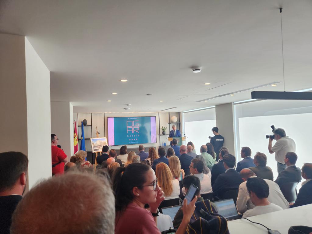 vinodelamancha's tweet photo. Acompañando a #ANRO en la inauguración de su hotel Francisco Carretero en Tomelloso. Un hotel de 4 estrellas enmarcado en el innovador proyecto #OGAR para hacer hoteles de calidad modulares y desmontables https://t.co/Oit3dl3jcO