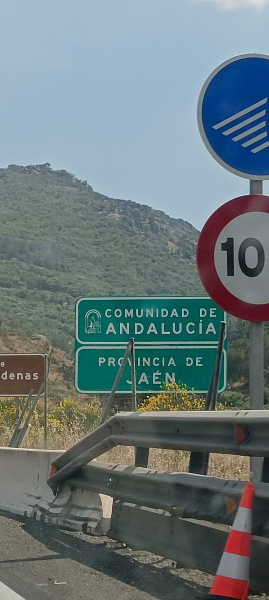 la_ragna's tweet photo. La sensación que da pasar por este cartel no tiene precio https://t.co/WsJvf7H99e